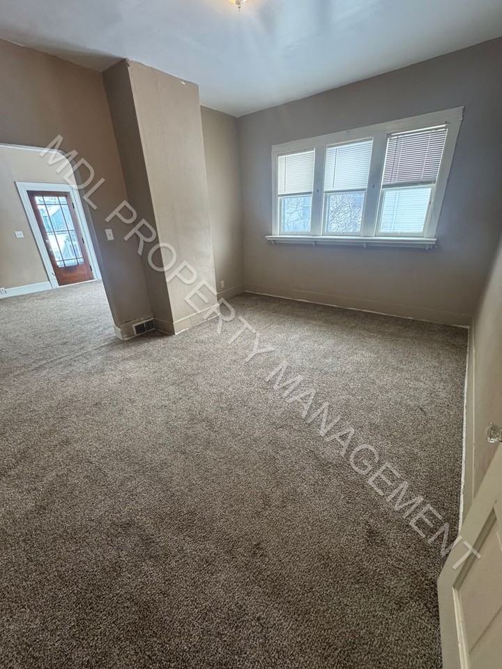 909 Mackinaw St - Photo 5 of 14