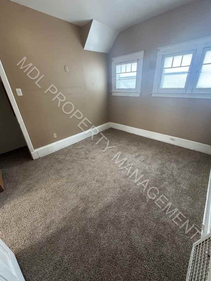 909 Mackinaw St - Photo 7 of 14