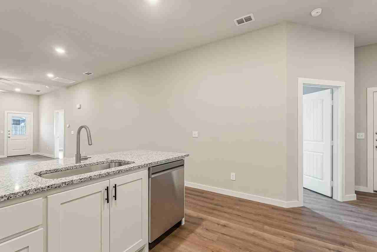 9512 Spirit Ave - Photo 5 of 35