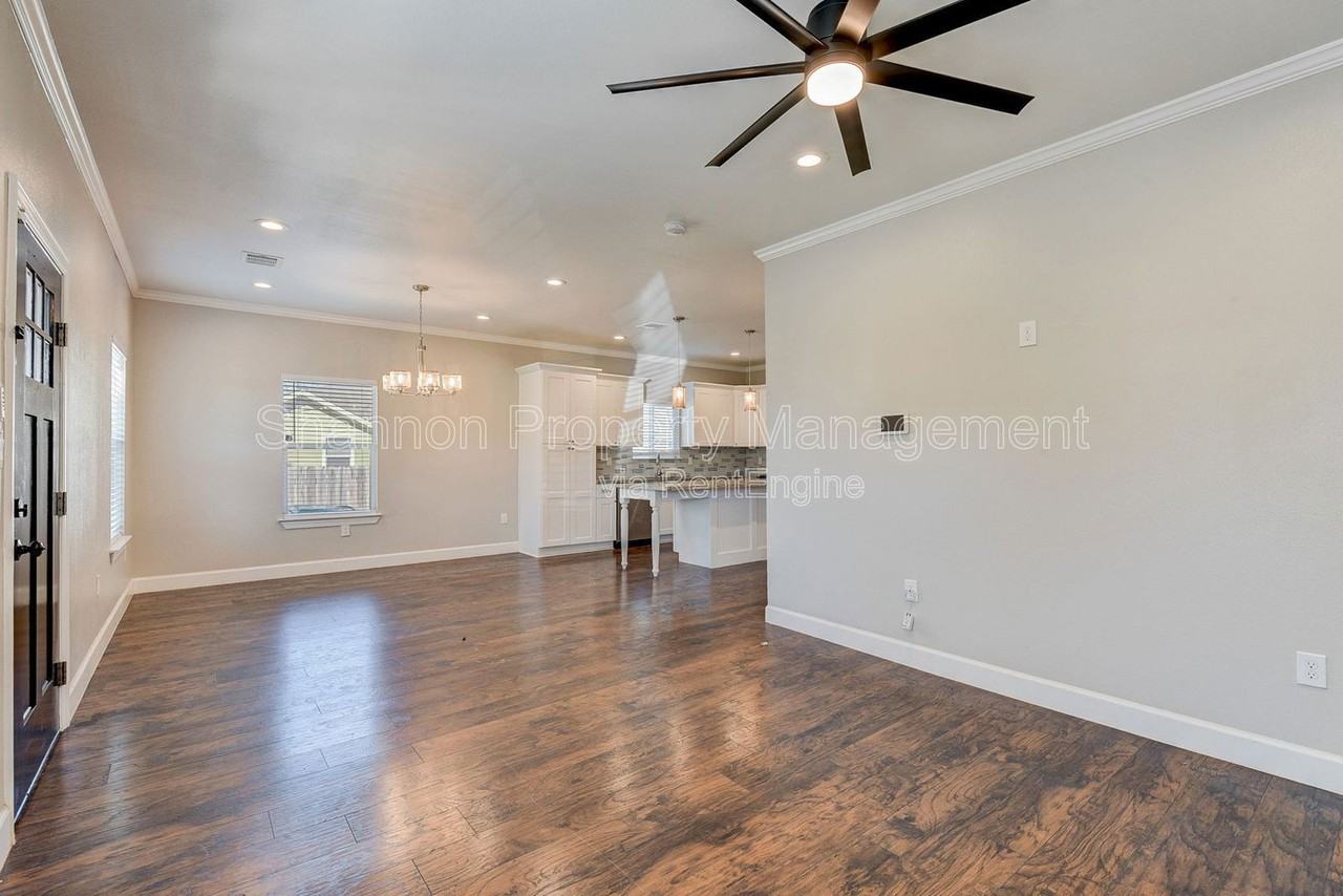 8617 Dosia St - Photo 4 of 23