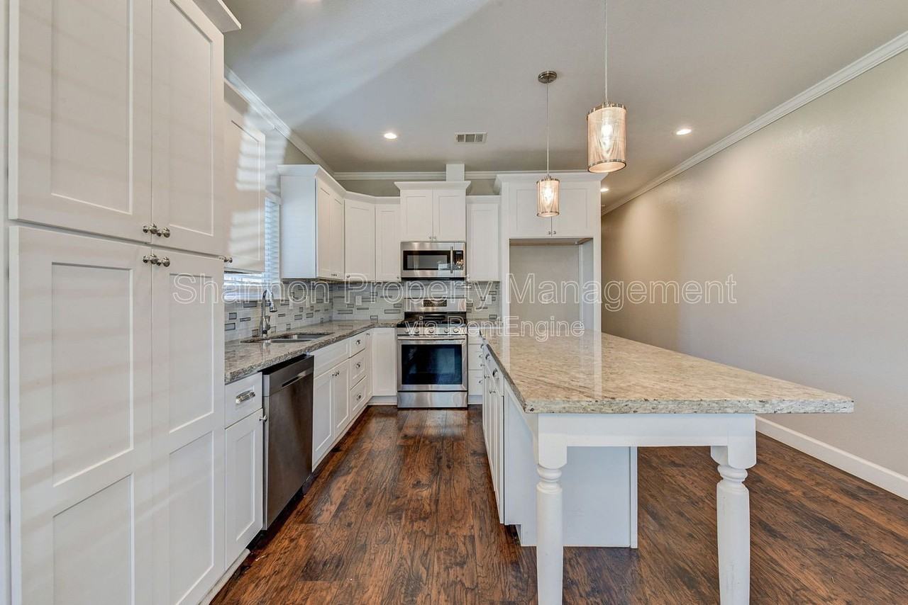 8617 Dosia St - Photo 5 of 23