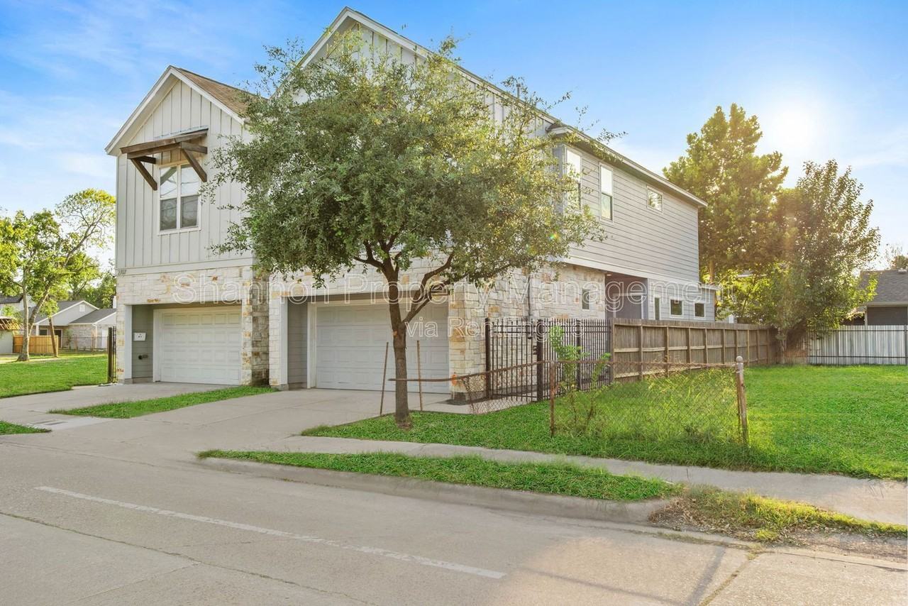 2709 Hardy St - Photo 2 of 34