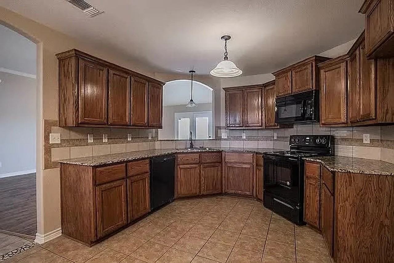 3710 Dewitt County Ct - Photo 3 of 15