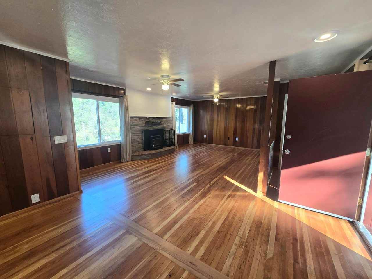 935 Country Rd - Photo 3 of 25