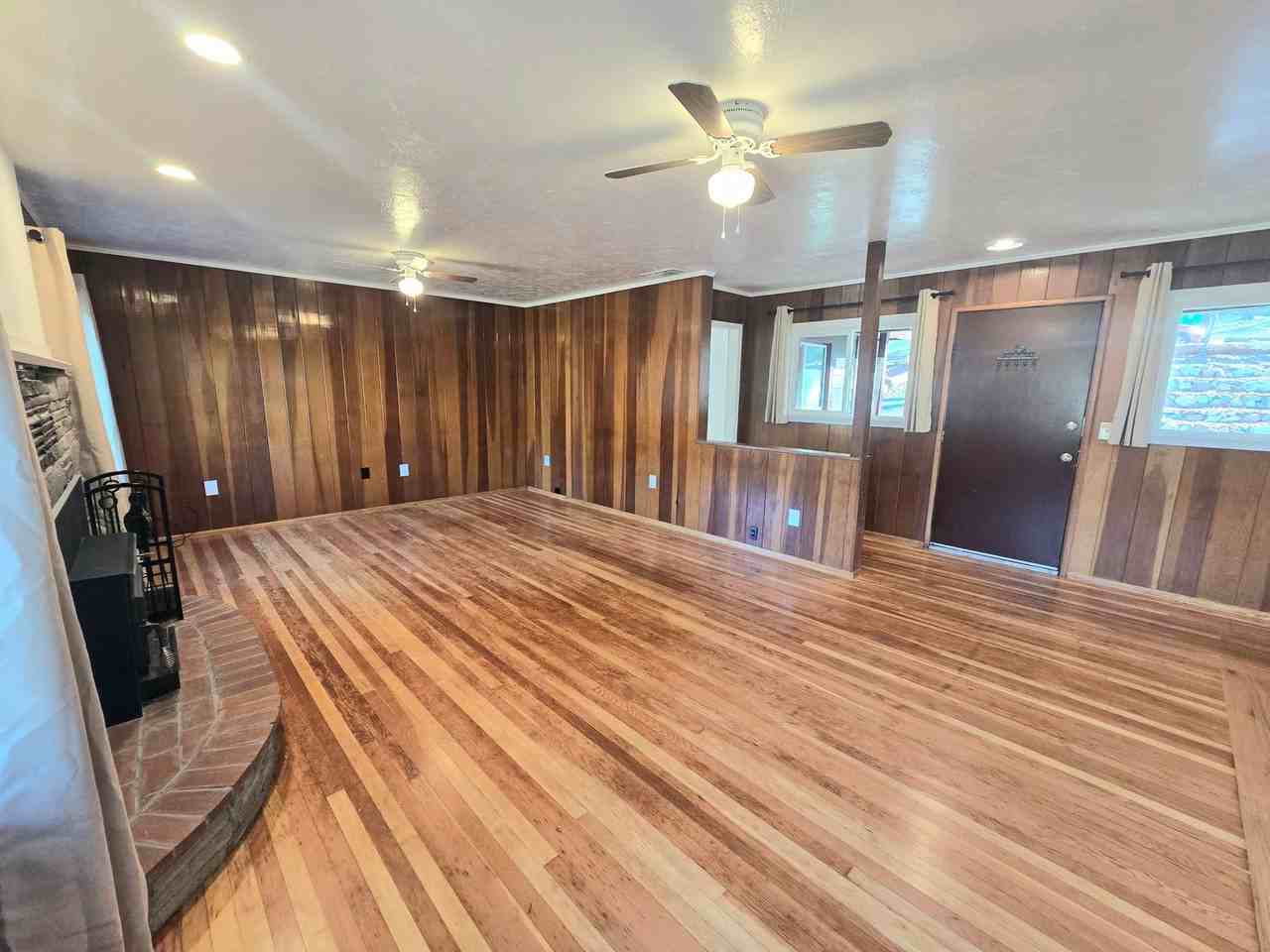 935 Country Rd - Photo 4 of 25