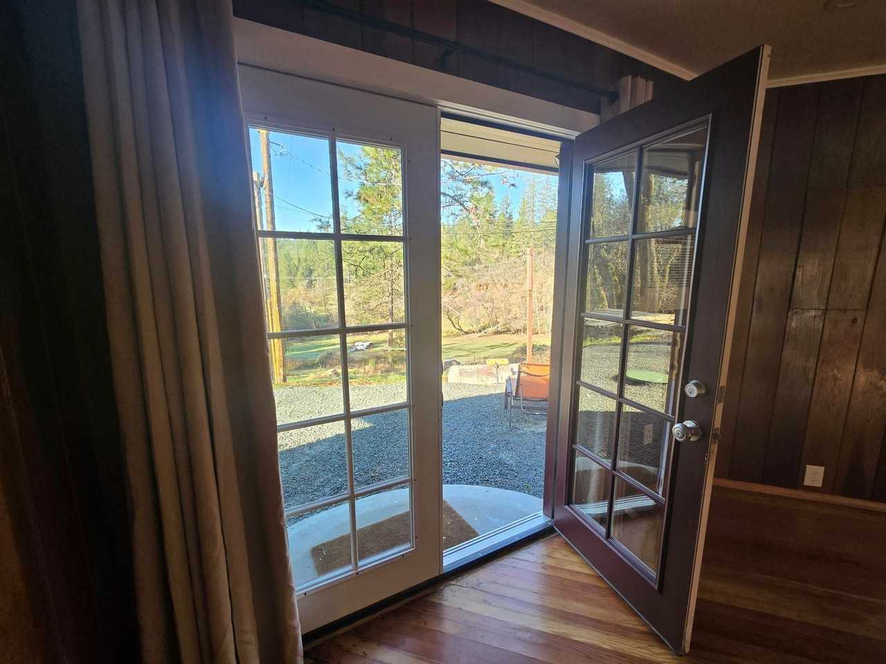 935 Country Rd - Photo 7 of 25