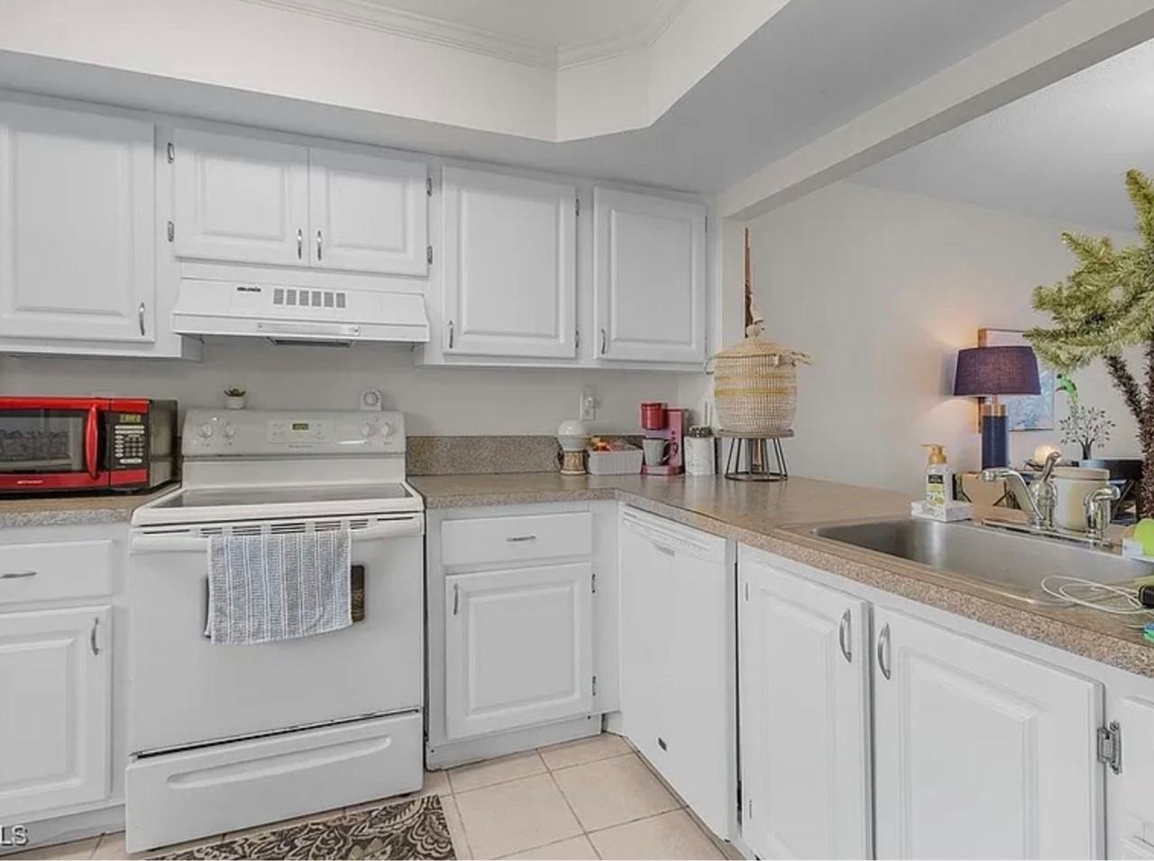 7069 Quail Run Ct E - Photo 2 of 11