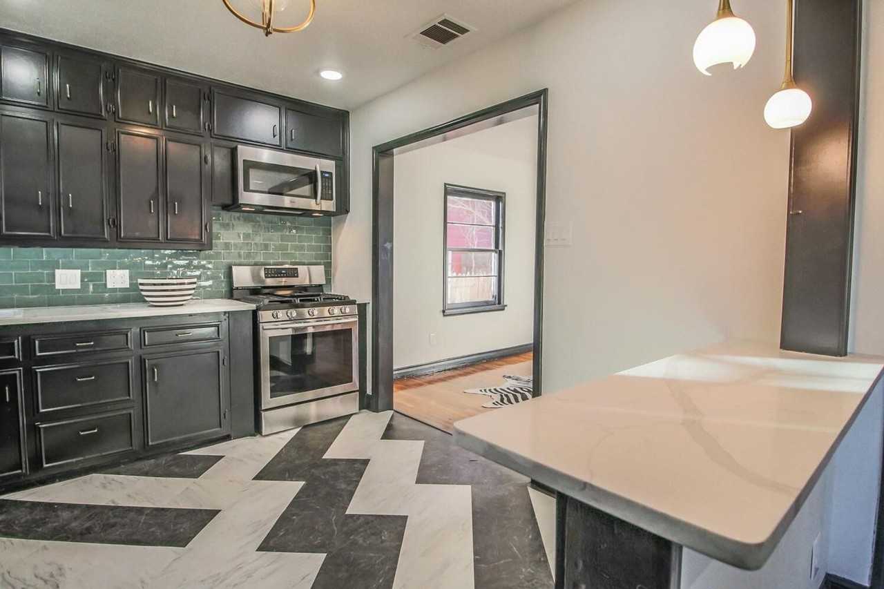 2415 25th St - Photo 3 of 34