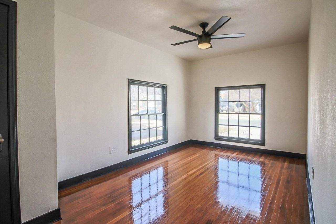 2415 25th St - Photo 4 of 34