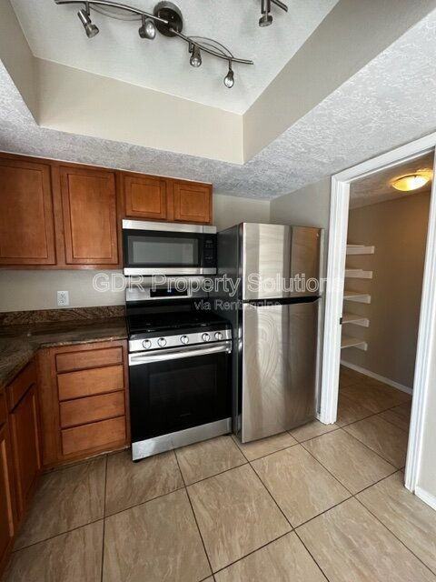 706 Fruit Ave Nw #A - Photo 4 of 12