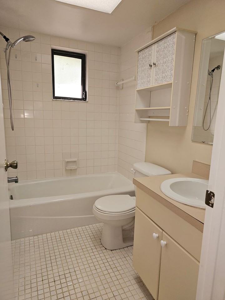 885 Mecca Dr - Photo 4 of 15