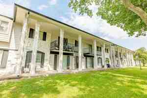 featured image of 3001 E Jefferson Blvd