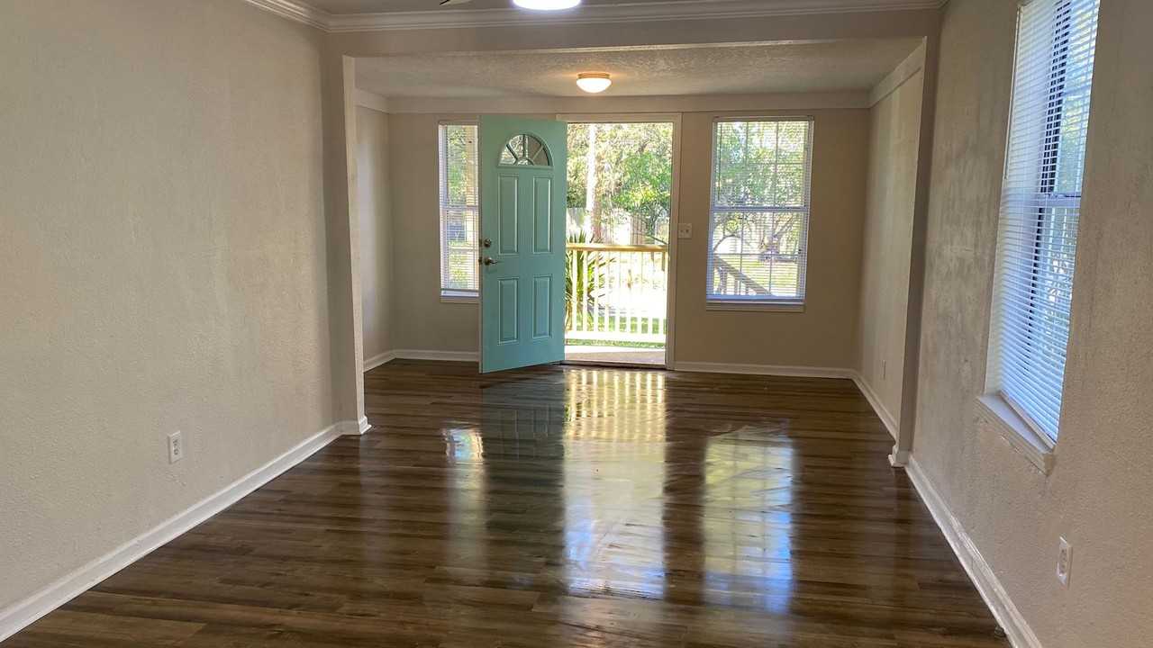 4550 Crescent St - Photo 3 of 16