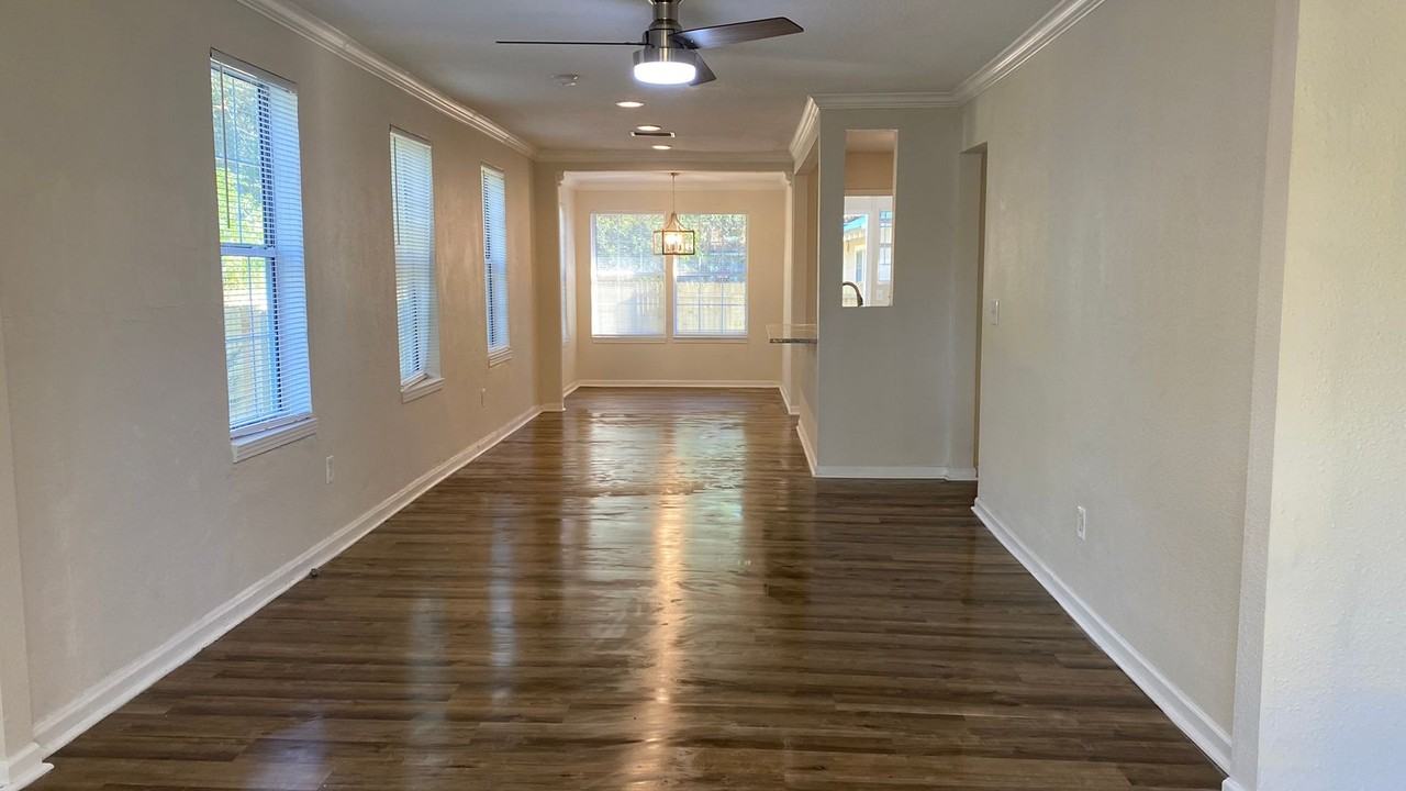 4550 Crescent St - Photo 4 of 16