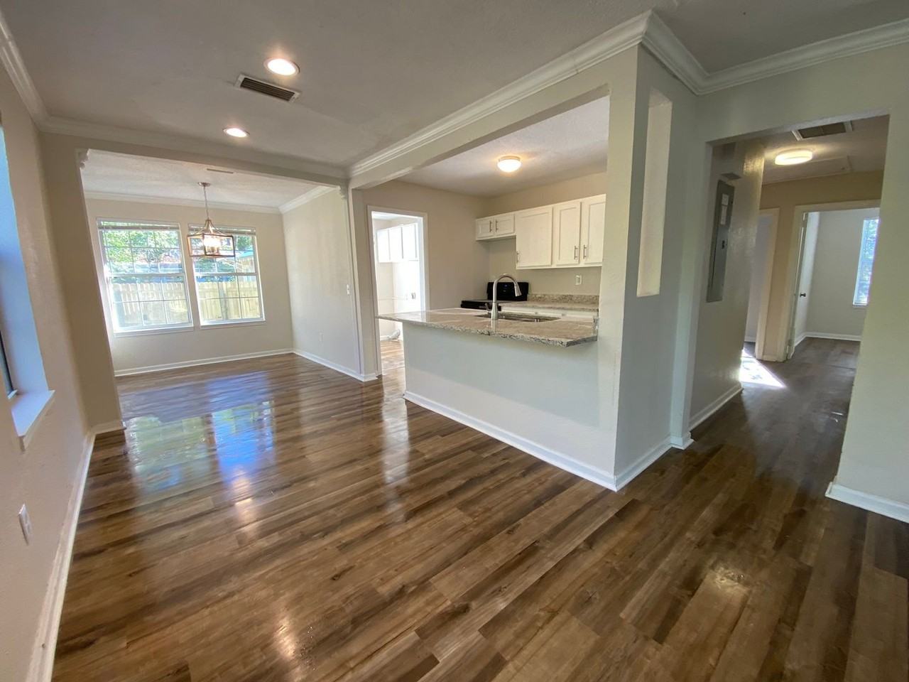 4550 Crescent St - Photo 5 of 16