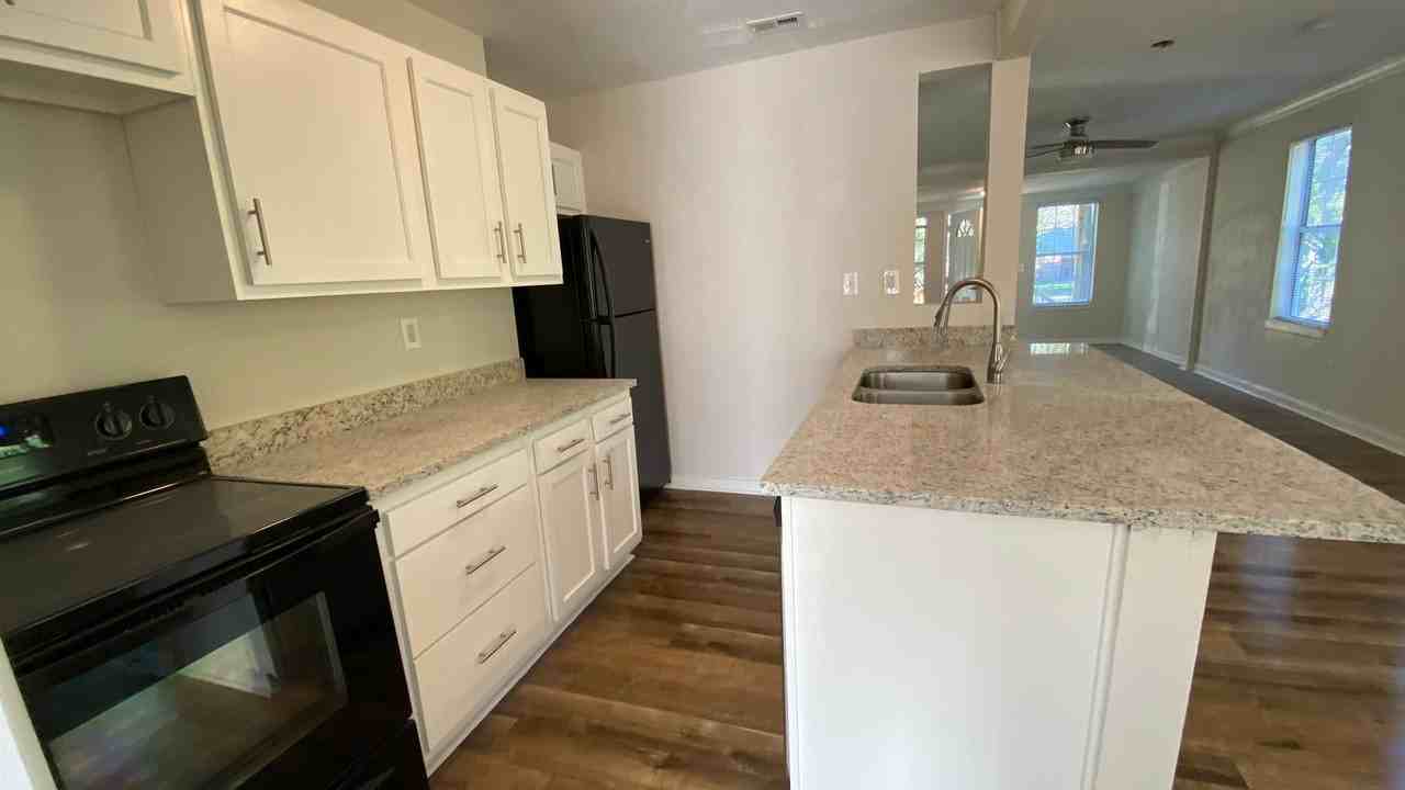 4550 Crescent St - Photo 6 of 16