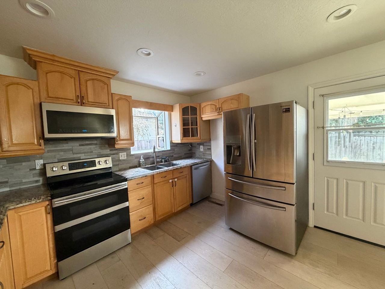 40325 Davis St - Photo 2 of 21