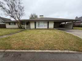 featured image of 901 Fair Oaks Ln