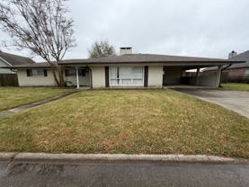 901 Fair Oaks Ln - Photo 1 of 1