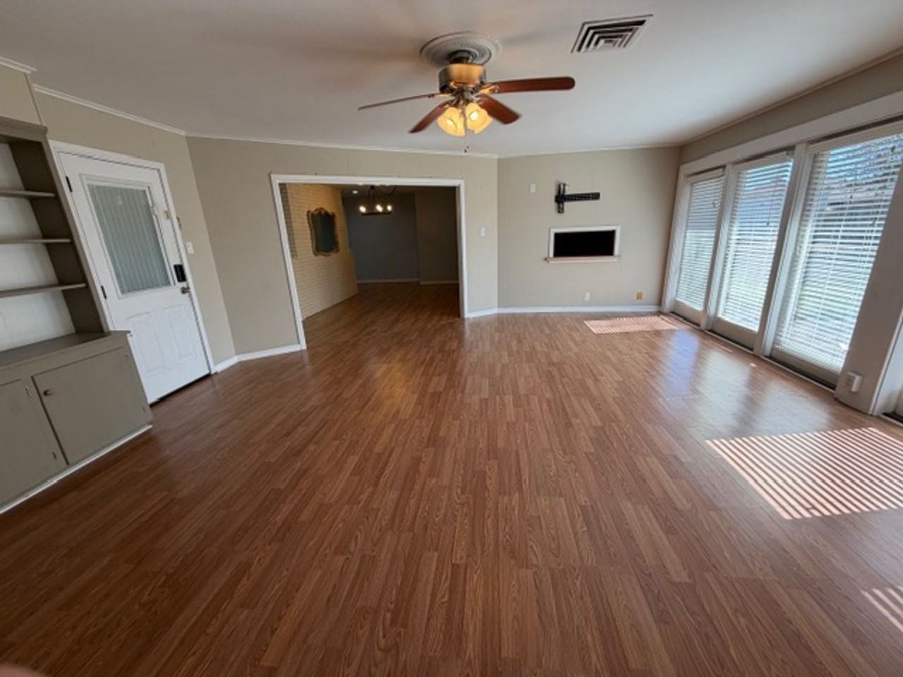 901 Fair Oaks Ln - Photo 2 of 10