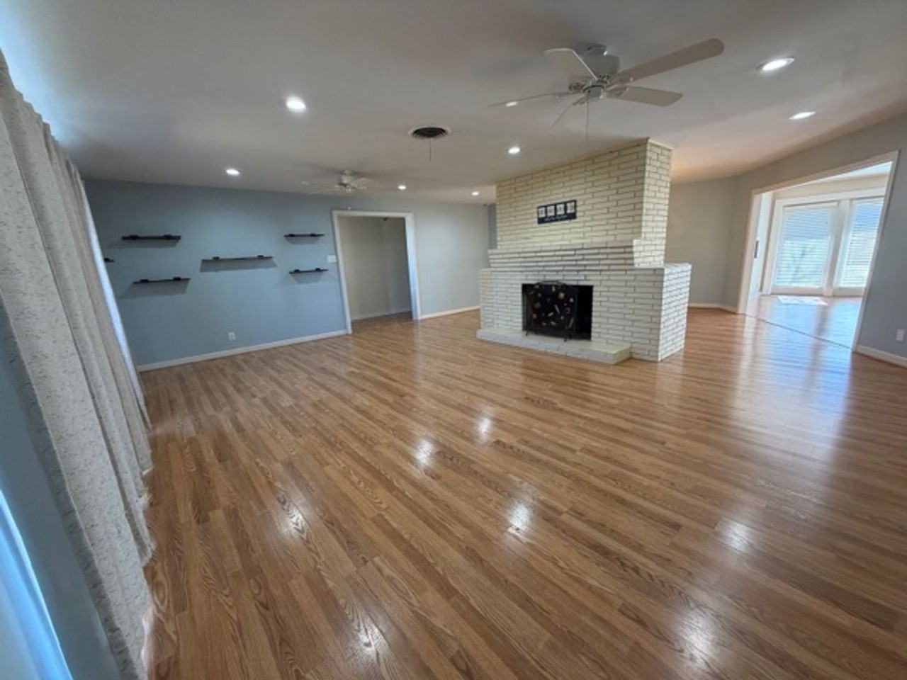 901 Fair Oaks Ln - Photo 3 of 10