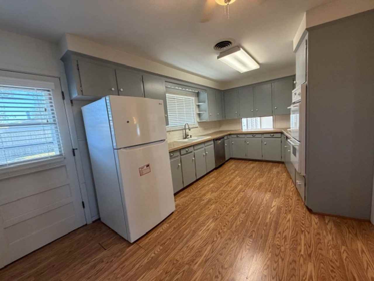 901 Fair Oaks Ln - Photo 4 of 10