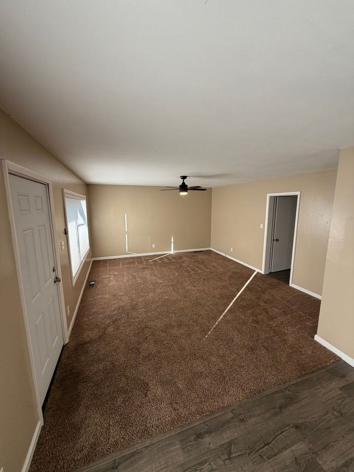 1117 W 1st St - Photo 2 of 12