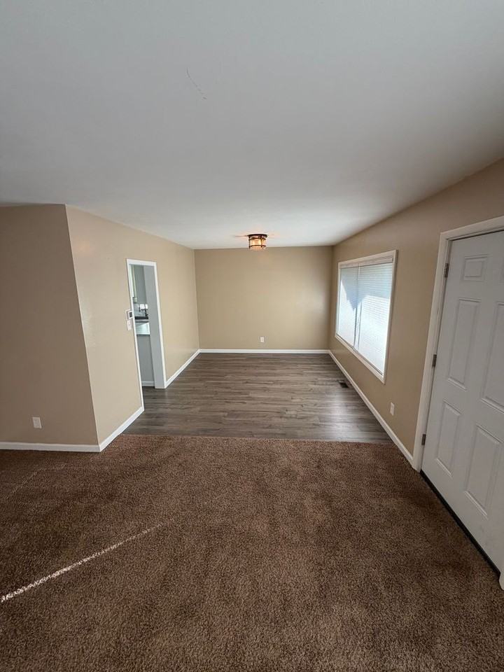 1117 W 1st St - Photo 3 of 12