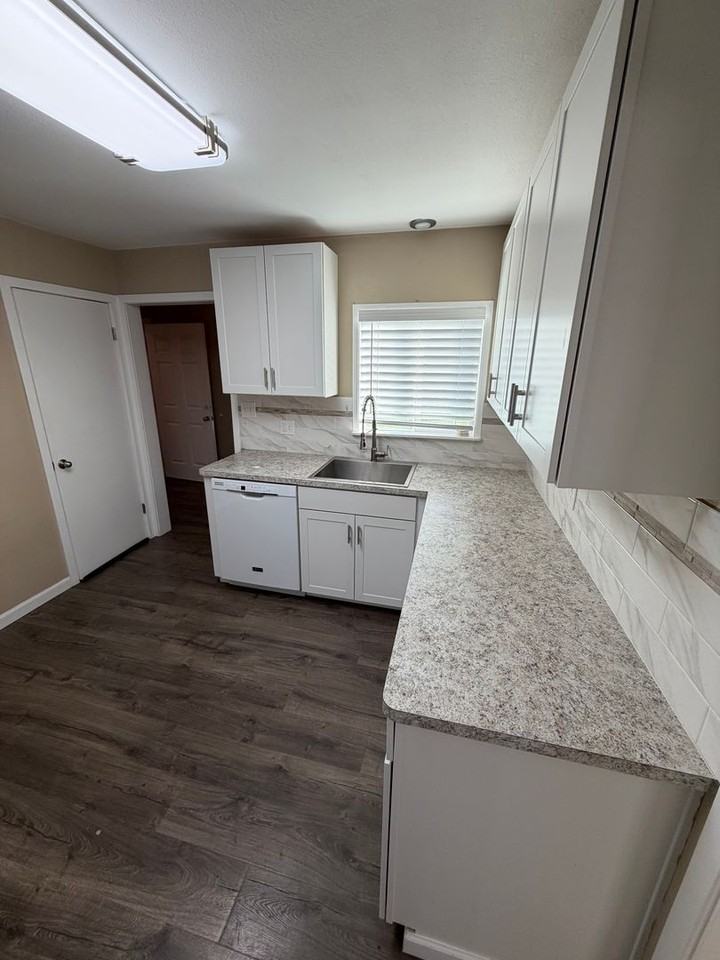 1117 W 1st St - Photo 5 of 12