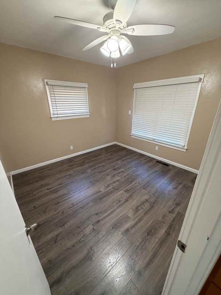 1117 W 1st St - Photo 7 of 12