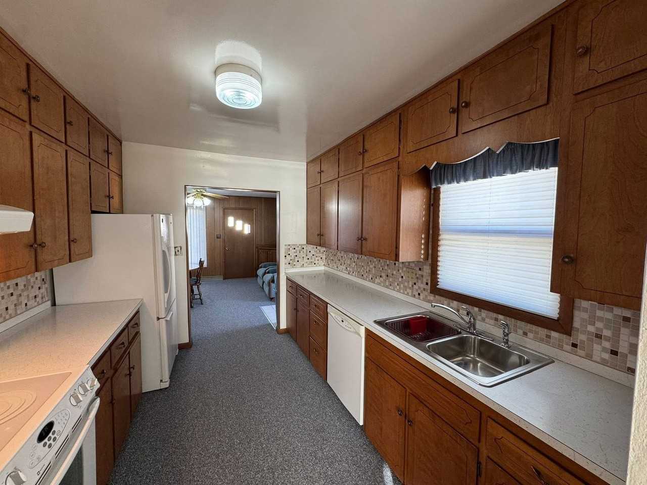 256 Avenue O W - Photo 5 of 11