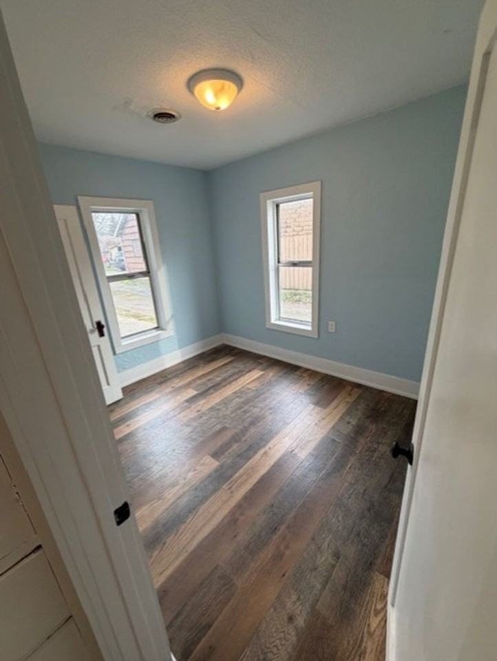 211 E Cherry St - Photo 4 of 13