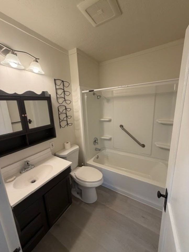 211 E Cherry St - Photo 7 of 13