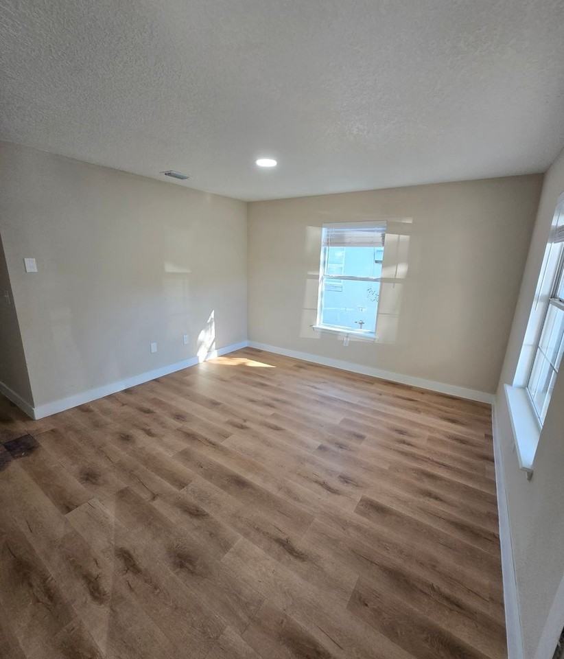1655 Union St W - Photo 3 of 28