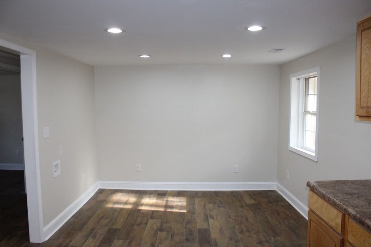 319 Silver Dollar Rd - Photo 5 of 26