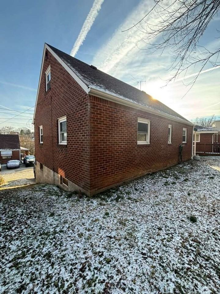 1221 Graham Ave - Photo 2 of 15