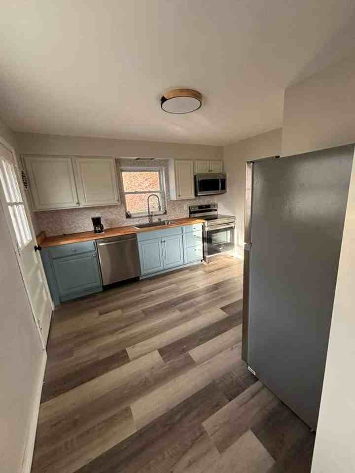 1221 Graham Ave - Photo 3 of 15