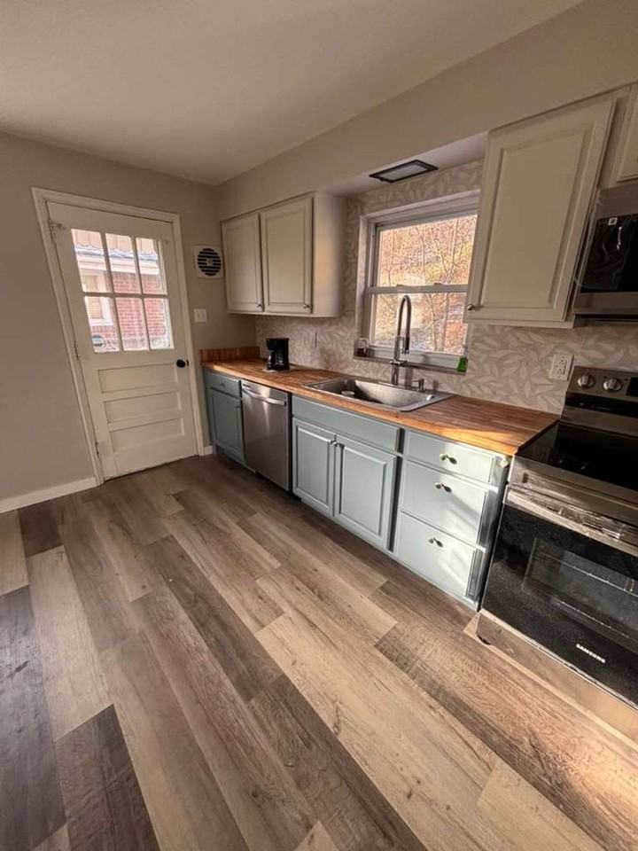 1221 Graham Ave - Photo 4 of 15