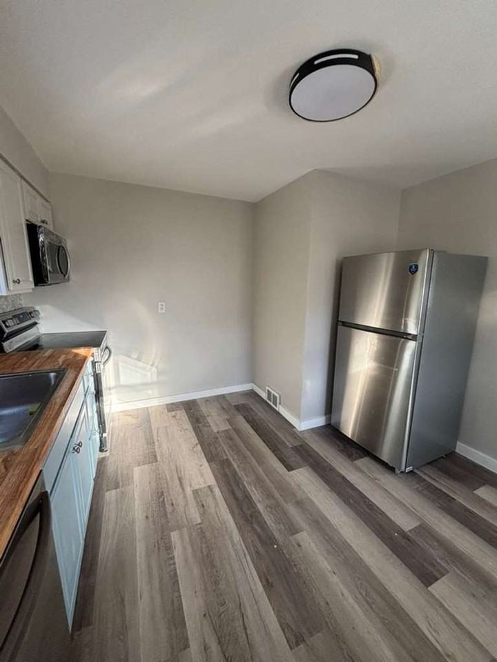 1221 Graham Ave - Photo 5 of 15