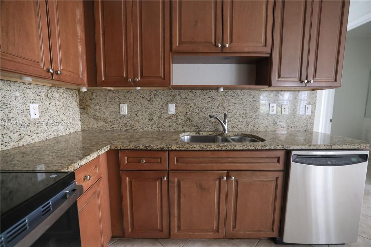 16122 Poppyseed Cir - Photo 2 of 15