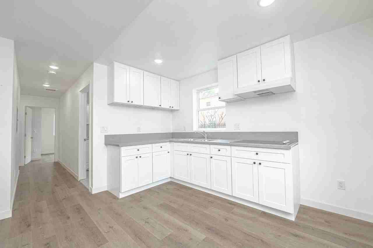 250 E 79th St - Photo 2 of 5