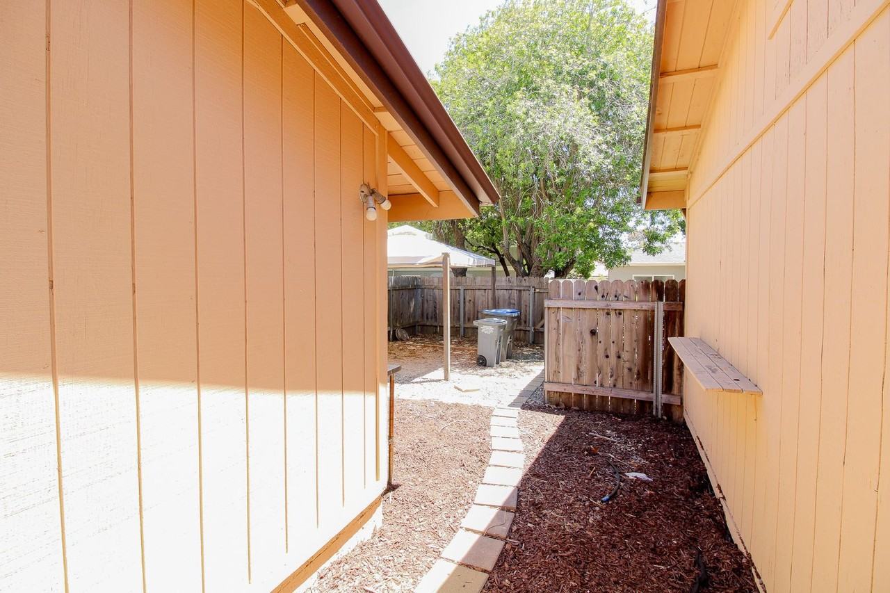 528 Hathway Ave #B - Photo 5 of 16