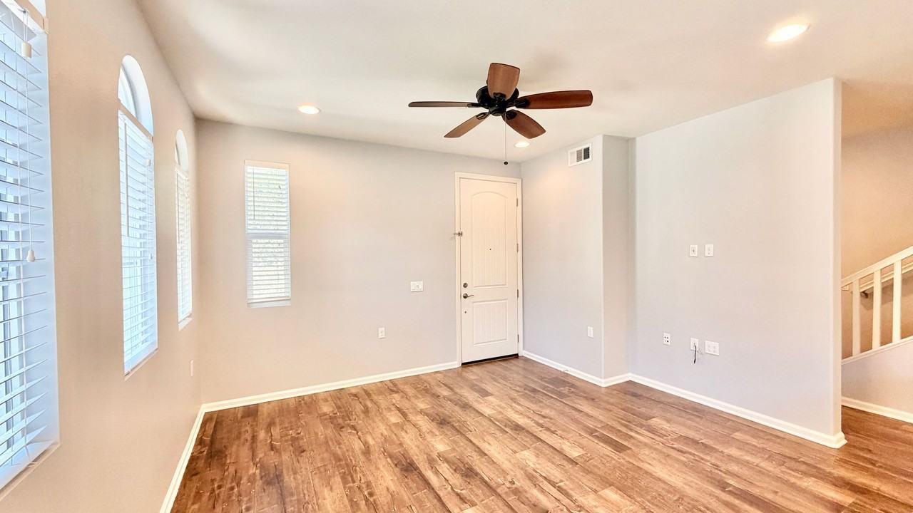 44025 Corriente Ct - Photo 4 of 46