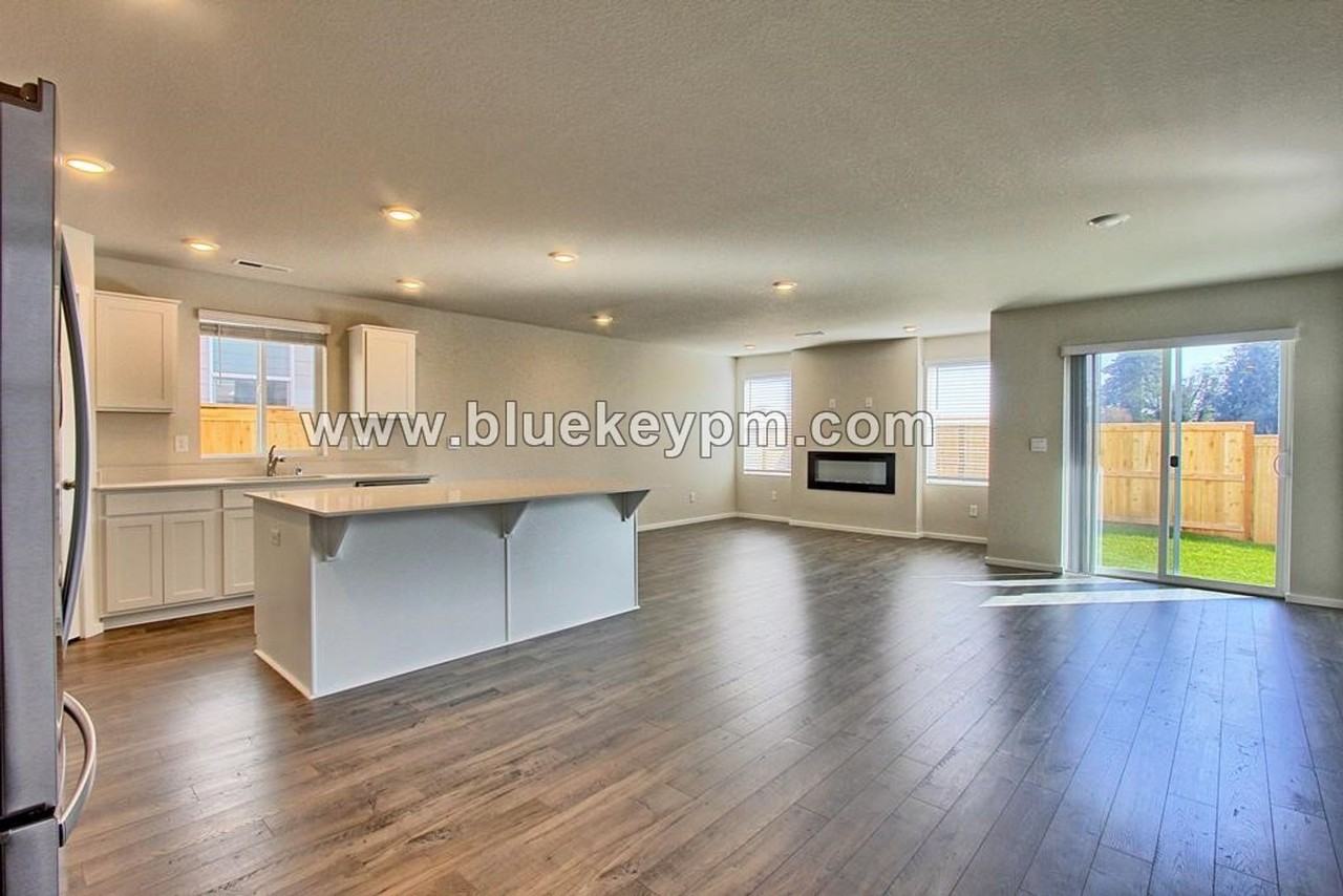 208 N 28th Pl - Photo 2 of 16