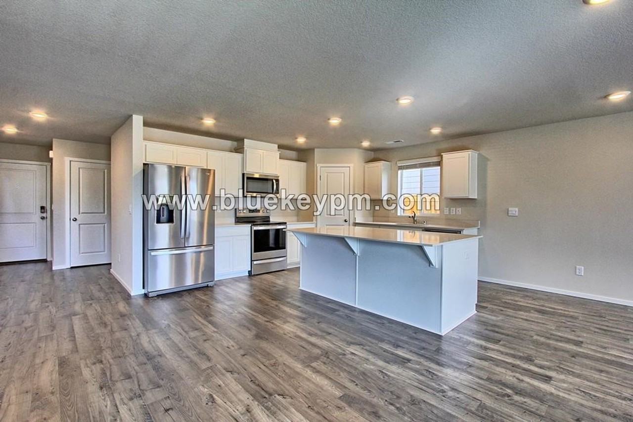 208 N 28th Pl - Photo 3 of 16