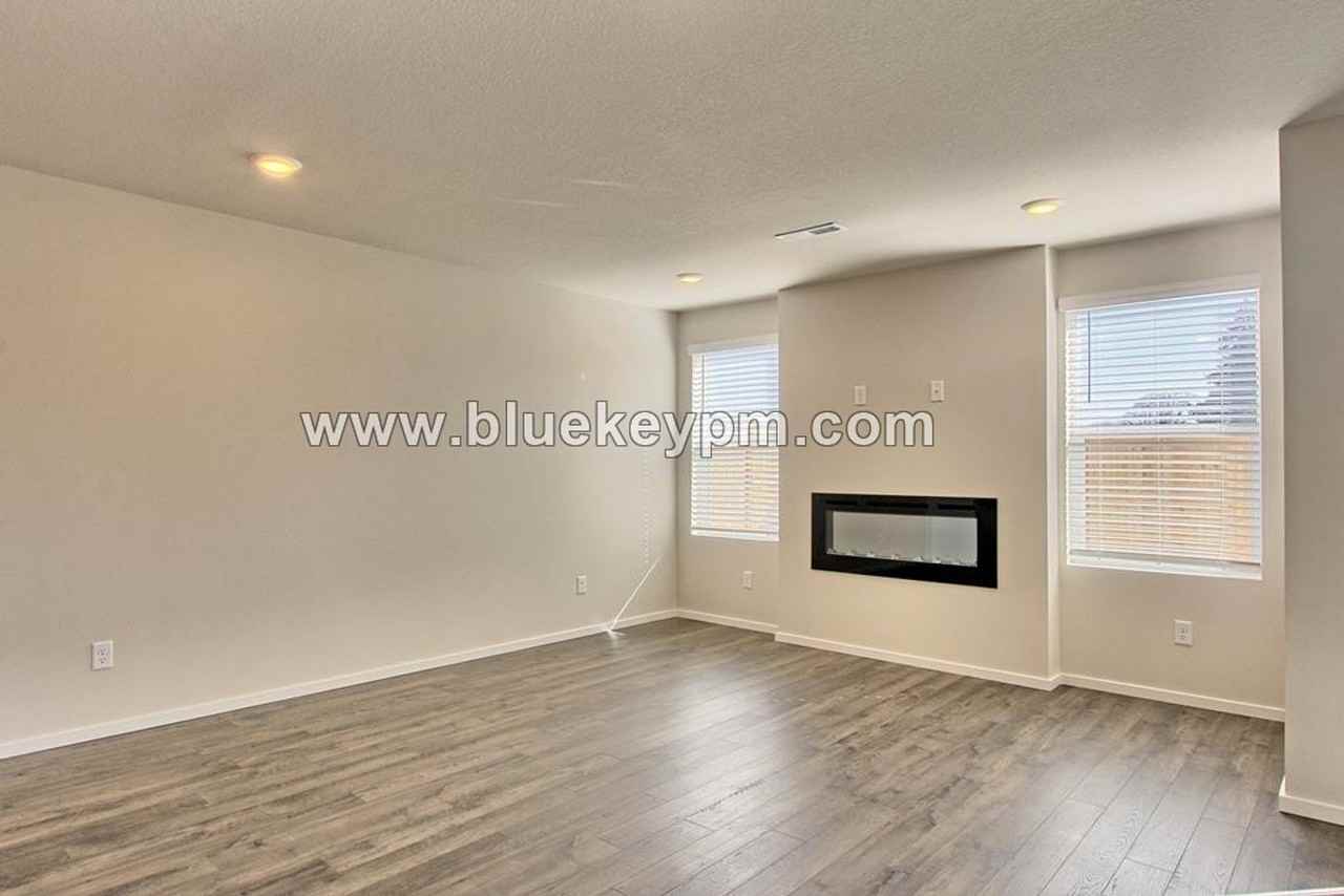 208 N 28th Pl - Photo 5 of 16