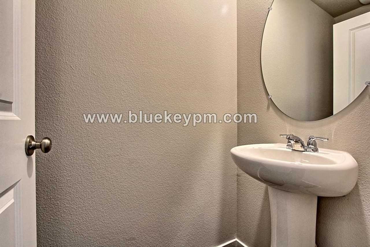 208 N 28th Pl - Photo 7 of 16