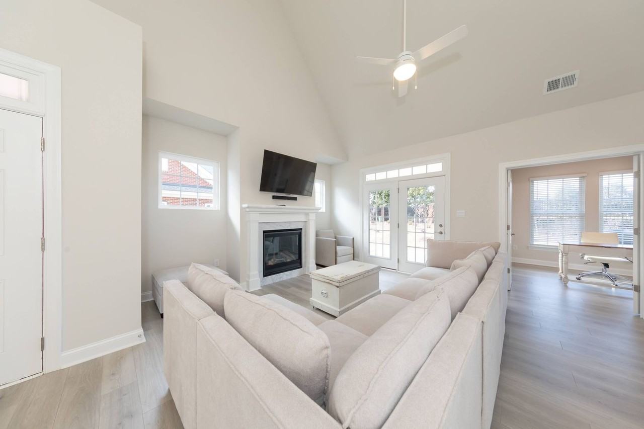 1224 Treviso Bay - Photo 2 of 16