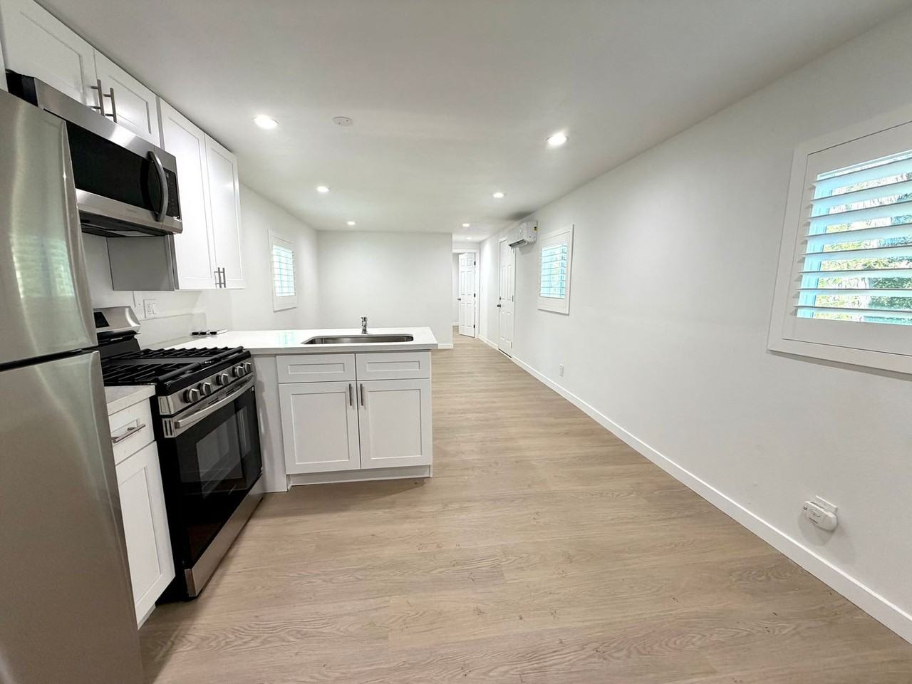 1070 Katherine Rd - Photo 4 of 26