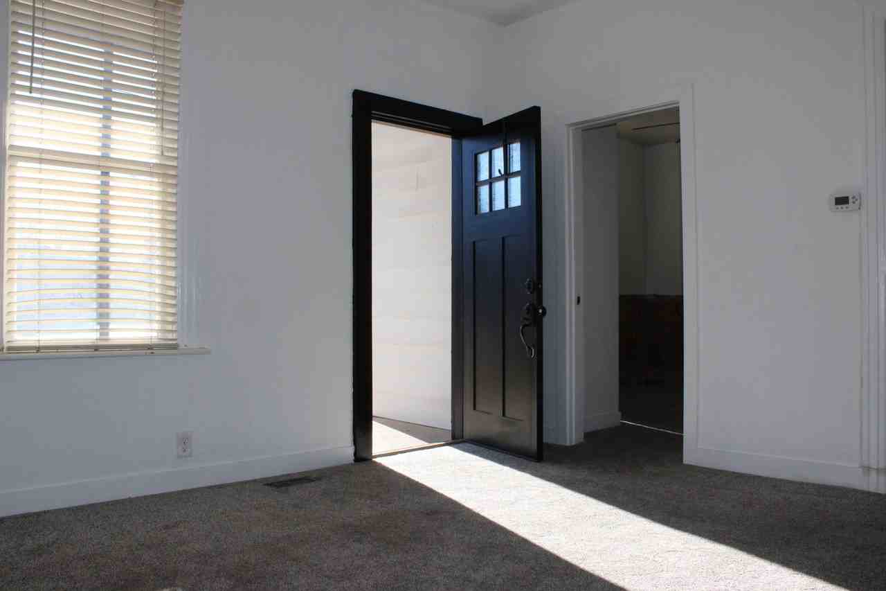 489 E Center St - Photo 4 of 29